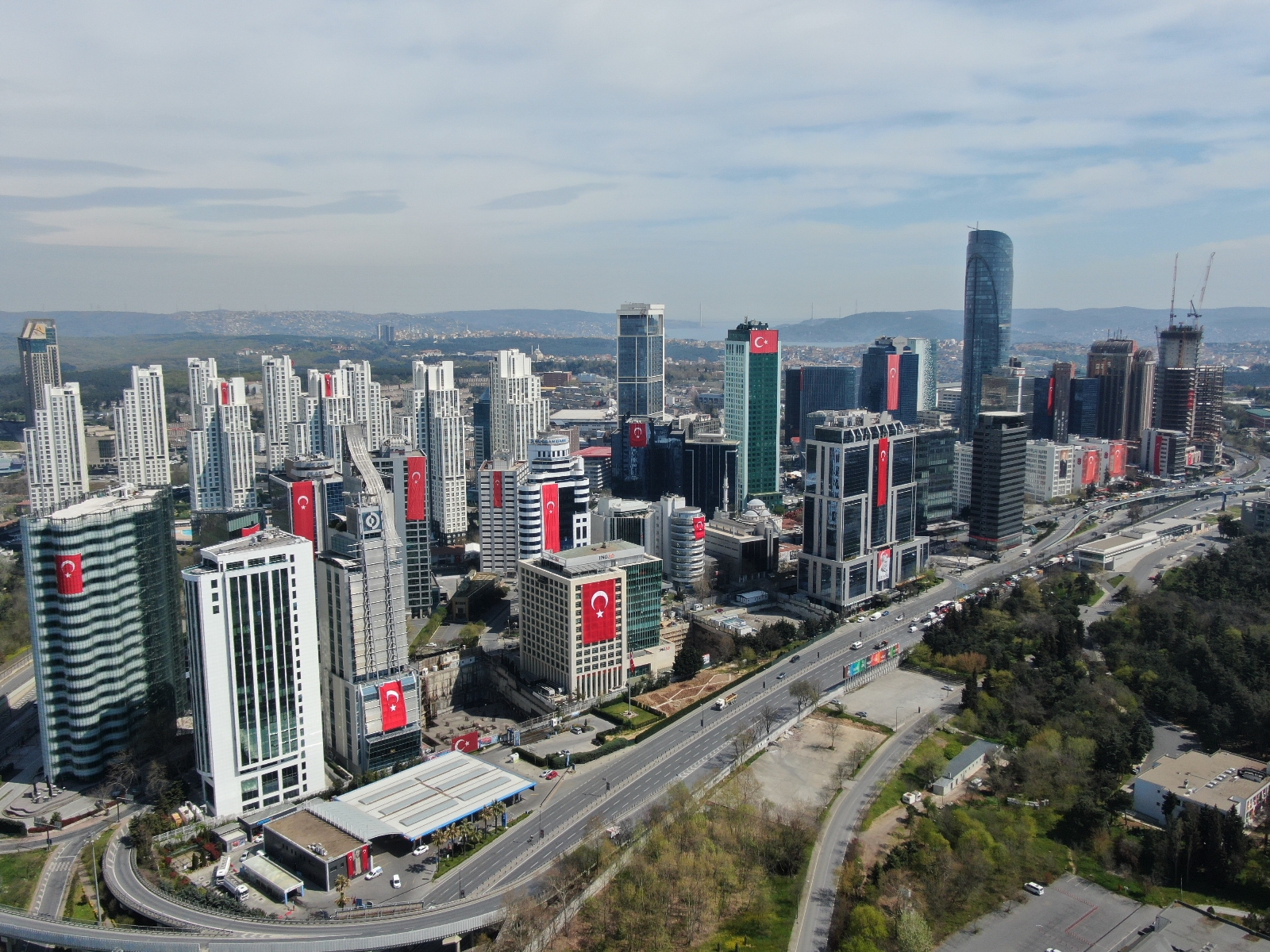 23 Nisan’da gökdelenler Türk bayraklarıyla donatıldı