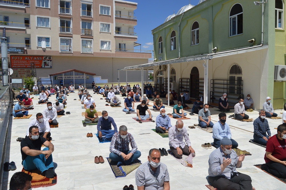 2,5 ay aradan sonra ilk cuma namazı  kılındı