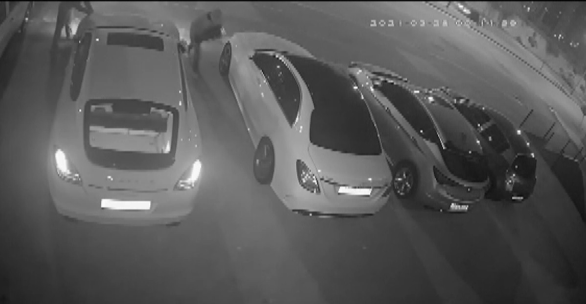 25 saniyede lüks otomobilin 50 bin liralık farlarını çaldılar