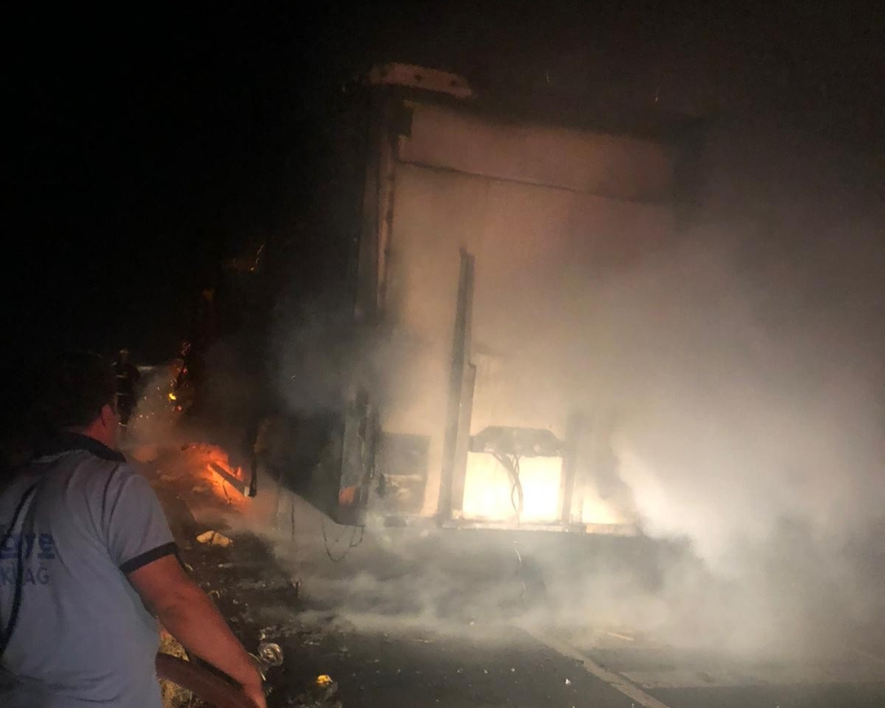 25 ton kağıt yüklü tırda yangın çıktı