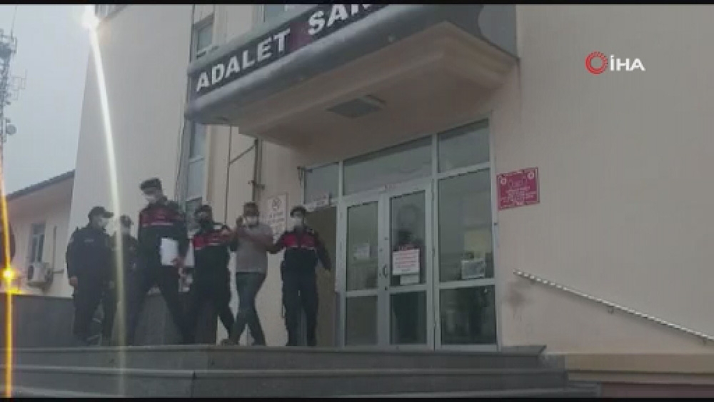 27 yıl hapis cezası bulunan firari cezaevine götürülürken el salladı