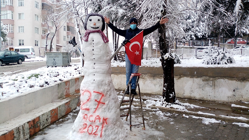 3 metrelik dev kardan adam ilgi odağı oldu