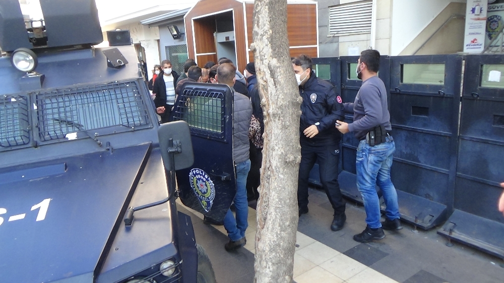 3 yaşındaki kızı kaçırmaya çalıştılar, mahallelinin linç girişiminden kiliseye kaçarak kurtuldular