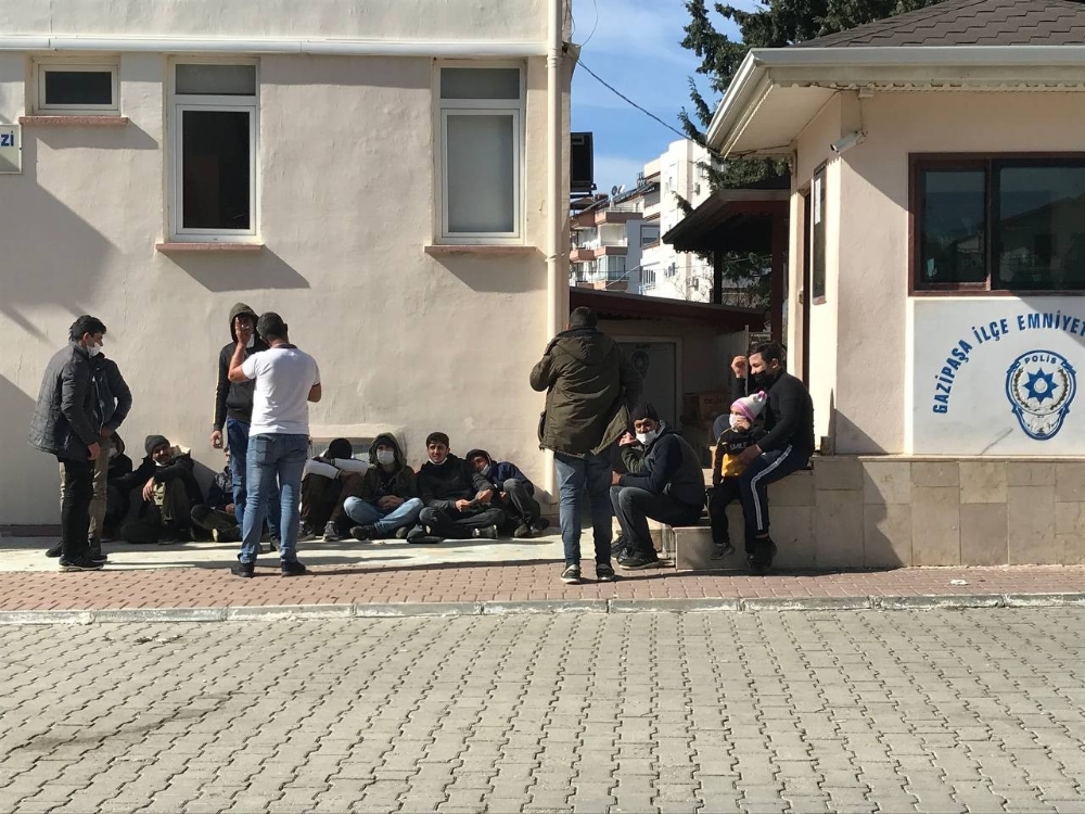 32 kaçak göçmen saklandıkları seralarda polise yakalandı