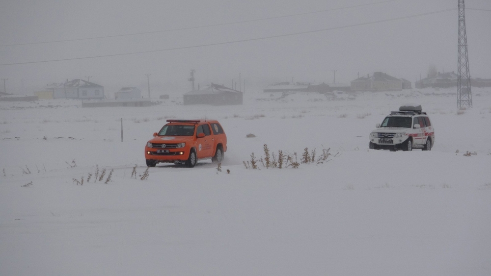 32 kişilik ekip çığ bölgesine gitmek üzere yola çıktı