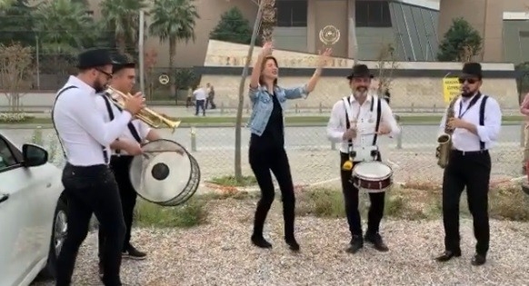 3,5 Yıl Sonra Eşinden Boşanmasını Bando Eşliğinde Kutladı
