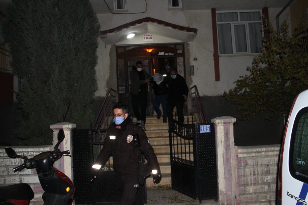 4 aylık eşini boğazından bıçaklayarak öldürdü