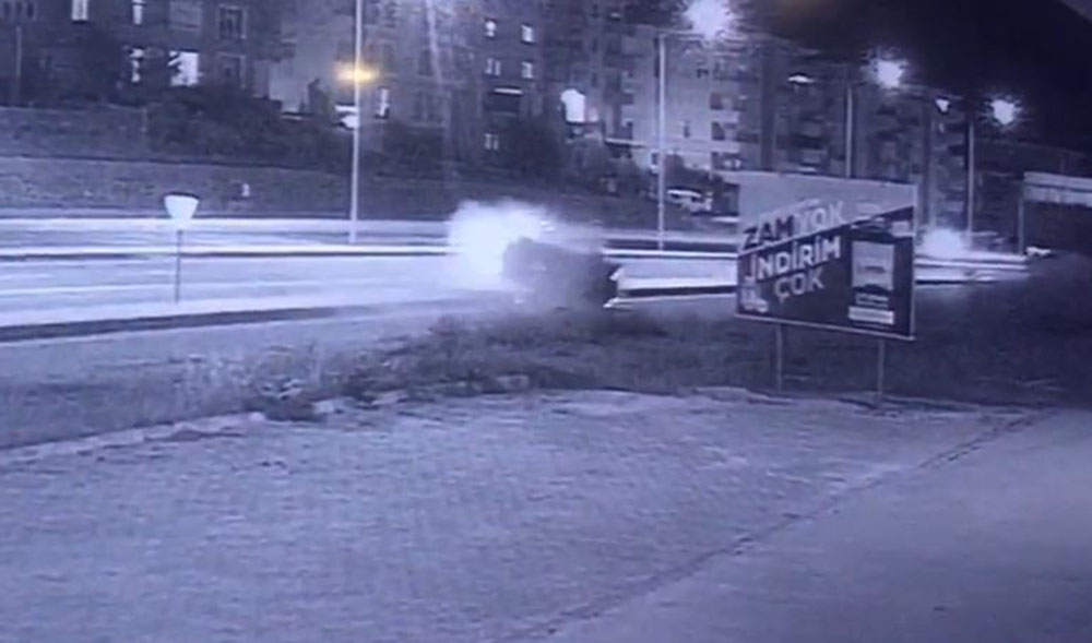 4 gencin yaralandığı kaza kamerada