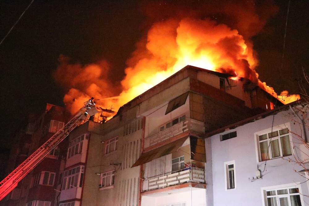 4 katlı apartmanın çatı katı alevlere teslim oldu