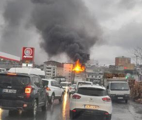 4 katlı binanın çatısı alev alev yandı