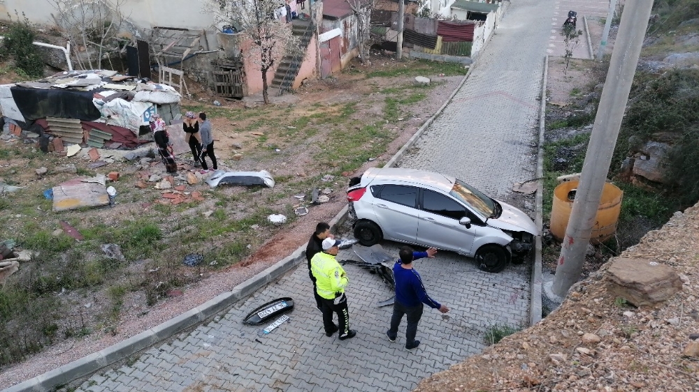 40 metrelik duvardan alt yola uçan sürücü kazayı ucuz atlattı