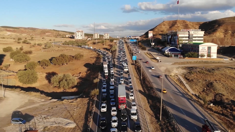43 ilin geçiş güzergahında trafik yoğunluğu