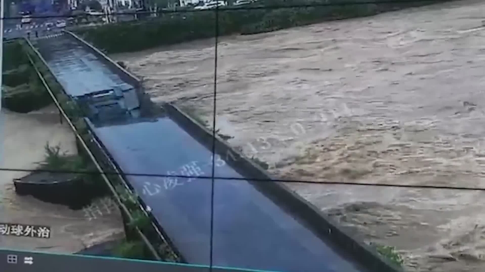 480 yıllık köprü yerle bir oldu