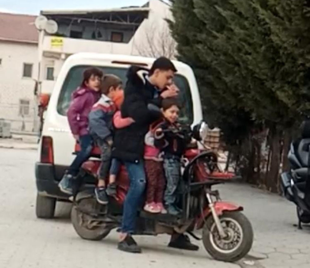 5 çocuk bir yetişkinin bindiği elektrikli bisikleti görenler şaştı kaldı