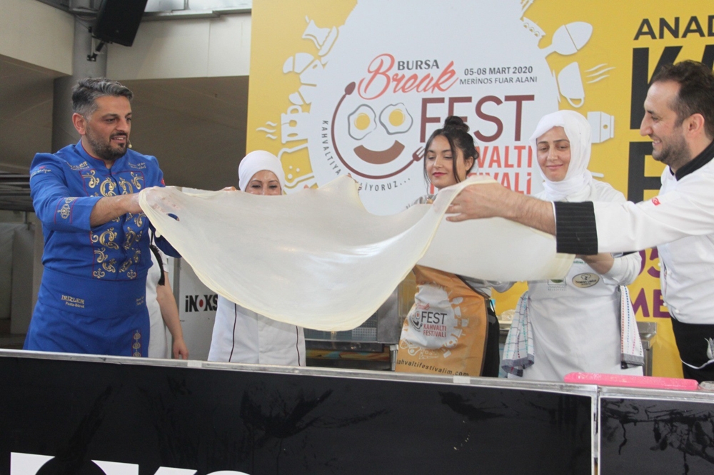 5 dakikada 6 metre böreği yedi