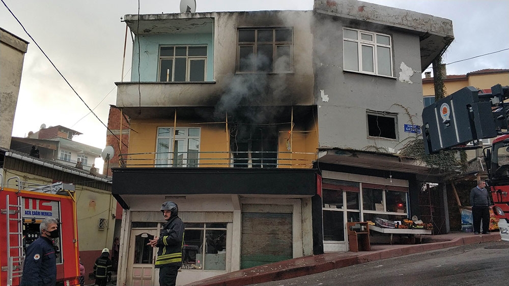 5 yaşındaki çocuk çakmakla oynarken evi yaktı, annesi gözyaşı içinde izledi