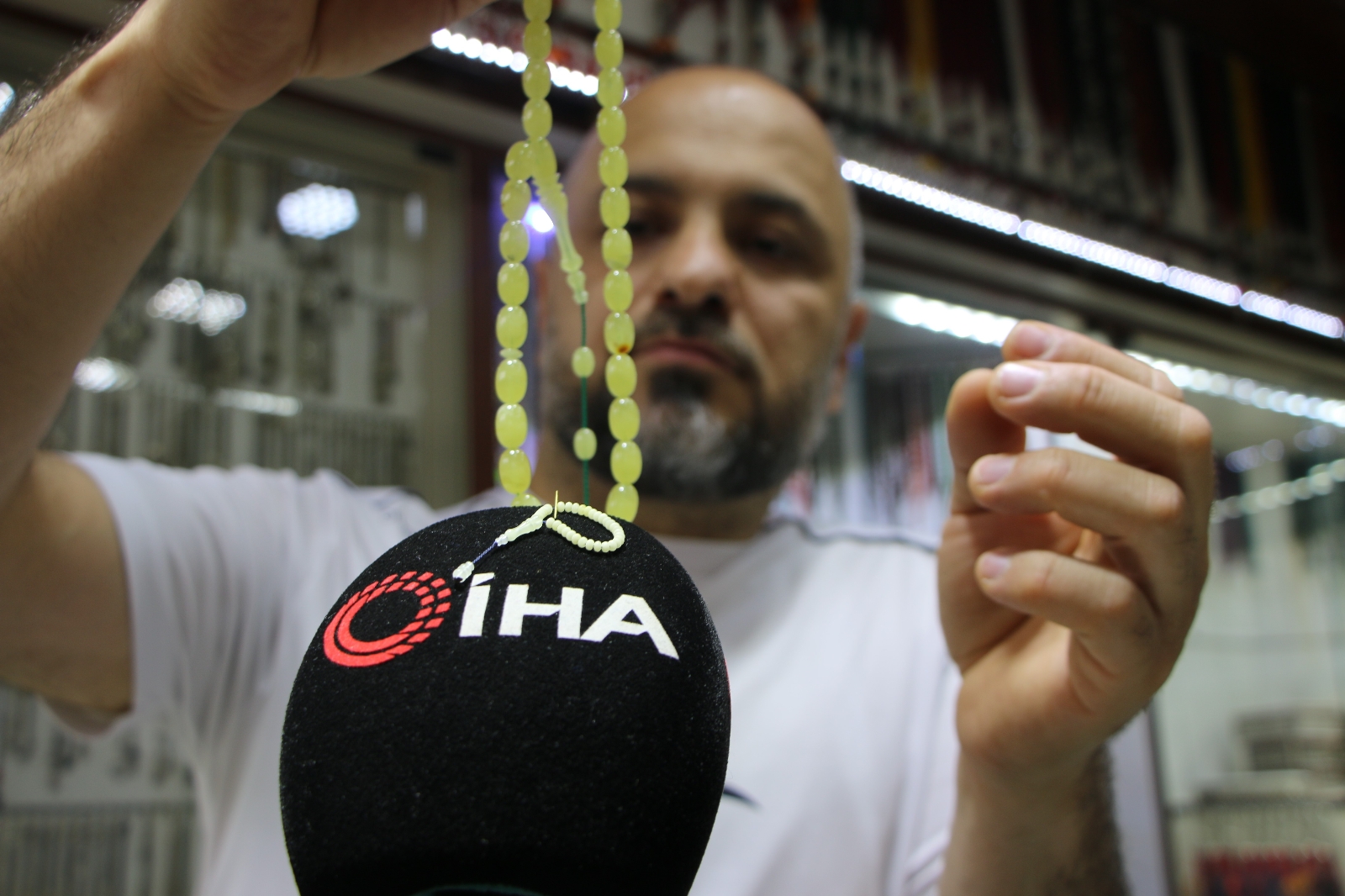 50 milyon yıllık fosil damla kehribardan dünyanın en küçük tespihini yaptı