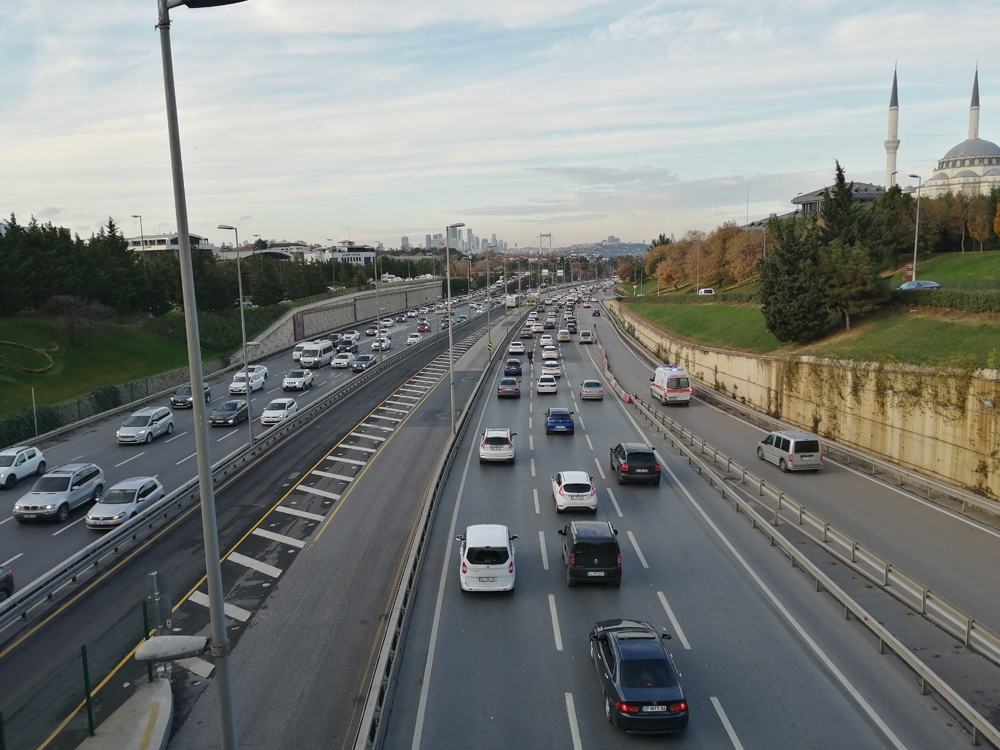 56 saat sürecek kısıtlama öncesi 15 Temmuz Şehitler Köprüsünde trafik yoğunluğu