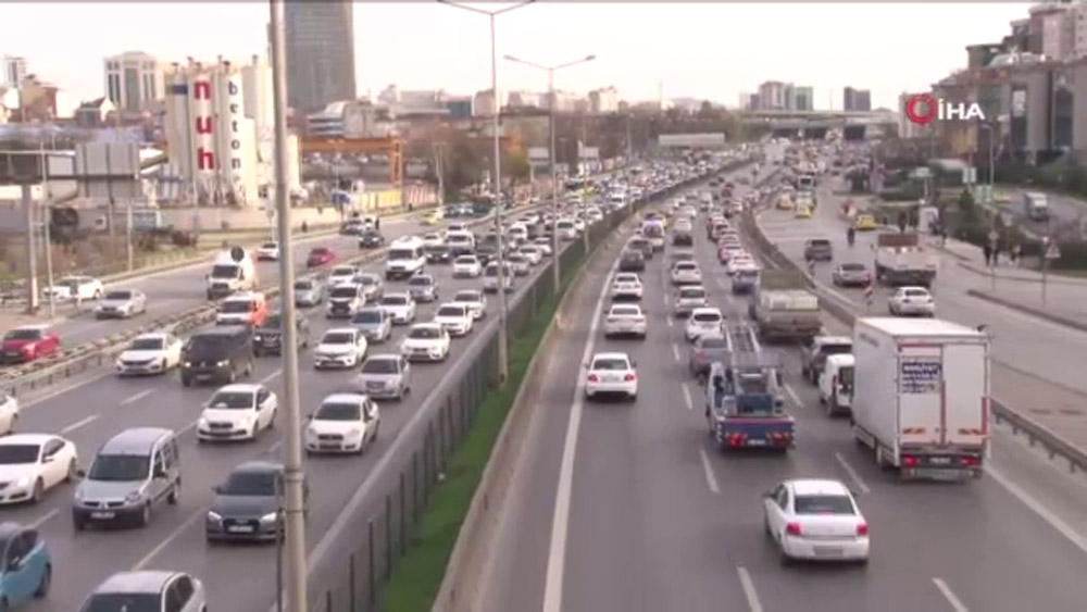 56 saat sürecek kısıtlama öncesi E-5’te trafik yoğunluğu