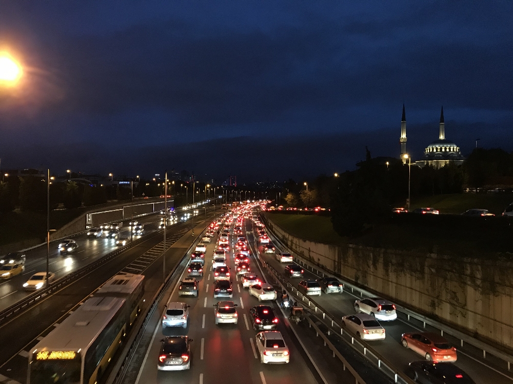 56 saatlik kısıtlama sonrası İstanbul’da hareketlilik başladı