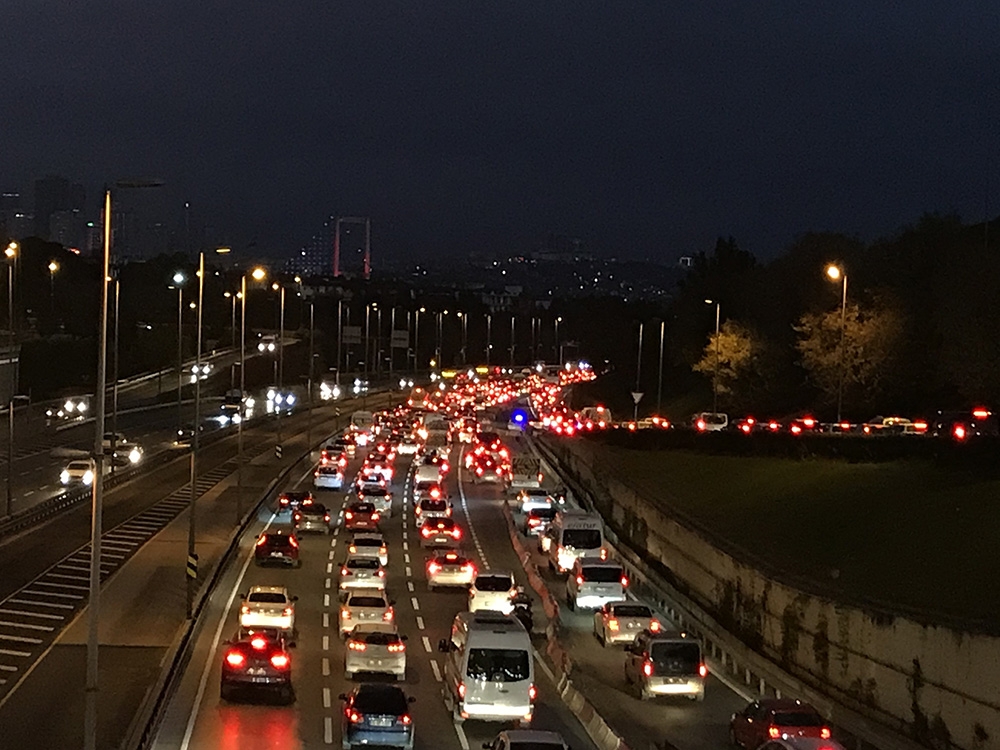 56 saatlik kısıtlama sonrası İstanbul’da trafik yoğunluğu yüzde 40’ı aştı
