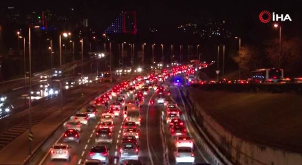 56 saatlik kısıtlamanın sonlanmasıyla E-5’te trafik yoğunluğu