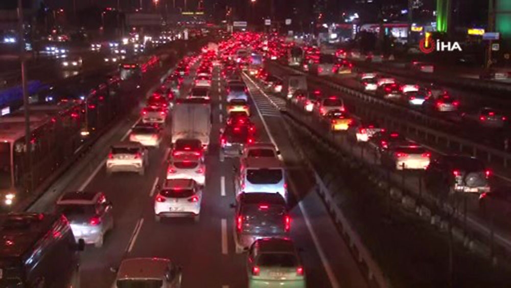 56 saatlik kısıtlamaya 1 saat kala İstanbul trafiği yüzde 45 seviyesine geriledi