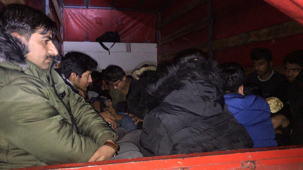 6 metrekarelik kamyonet kasasından 61 düzensiz göçmen çıktı