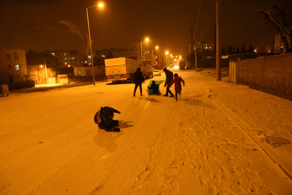 6 yıl aradan sonra kar yağınca halay çekip oyun oynadılar