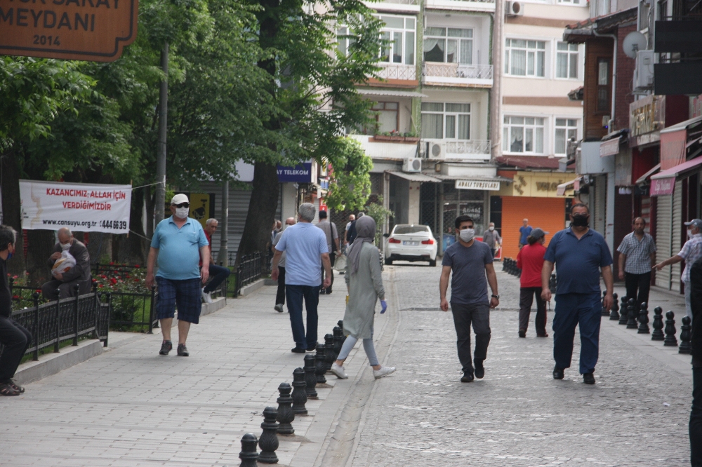 65 yaş üstü vatandaşlar evlerine dönmeye başladı