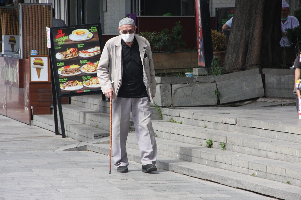 65 yaş üstü vatandaşlar sokağa çıktı