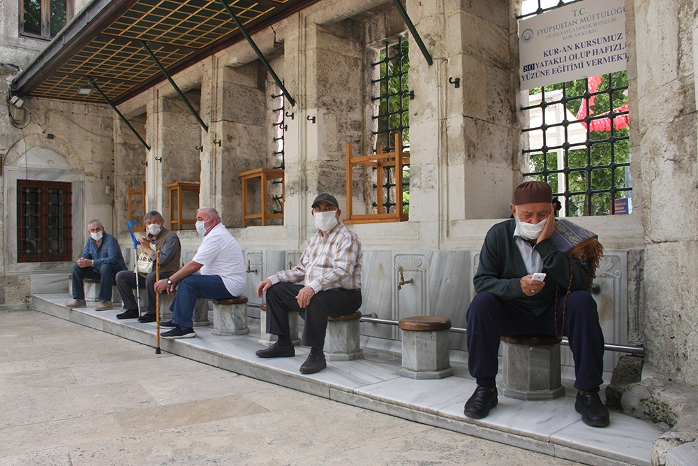 65 yaş üstü vatandaşlar vakitlerini Eyüpsultan Camii avlusunda geçirdi