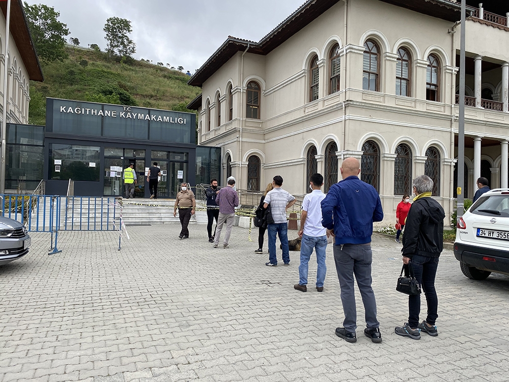 65 yaş üstü vatandaşların kaymakamlıklar önünde izin kuyruğu
