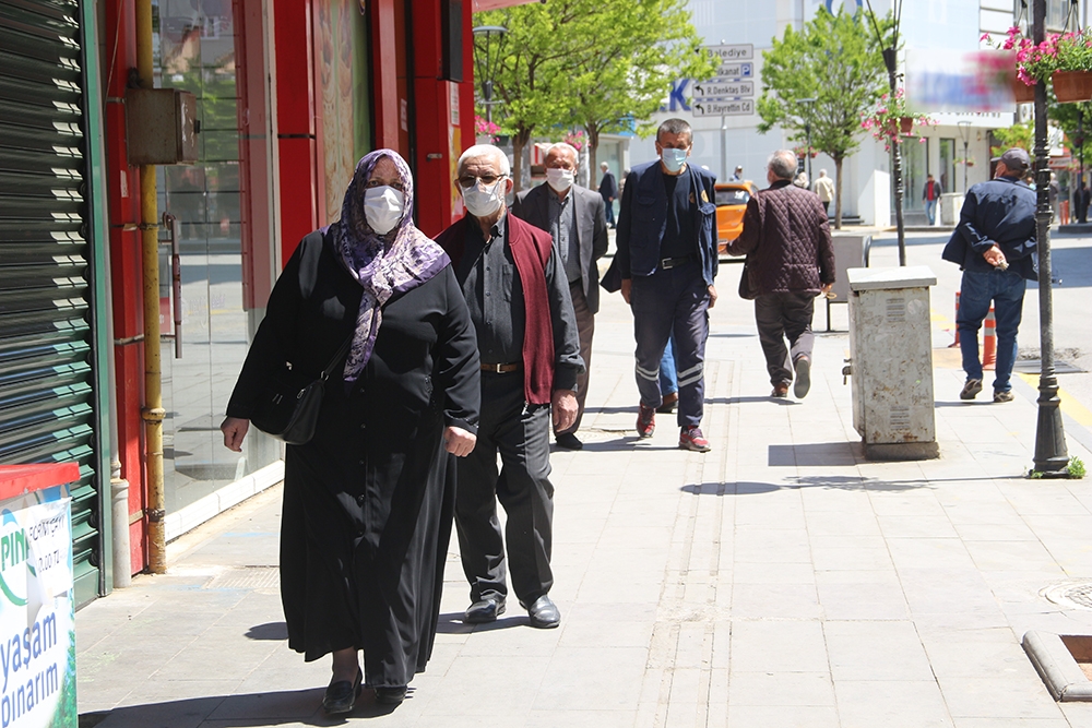 65 yaş ve üstü için sokağa çıkma saatleri değişti