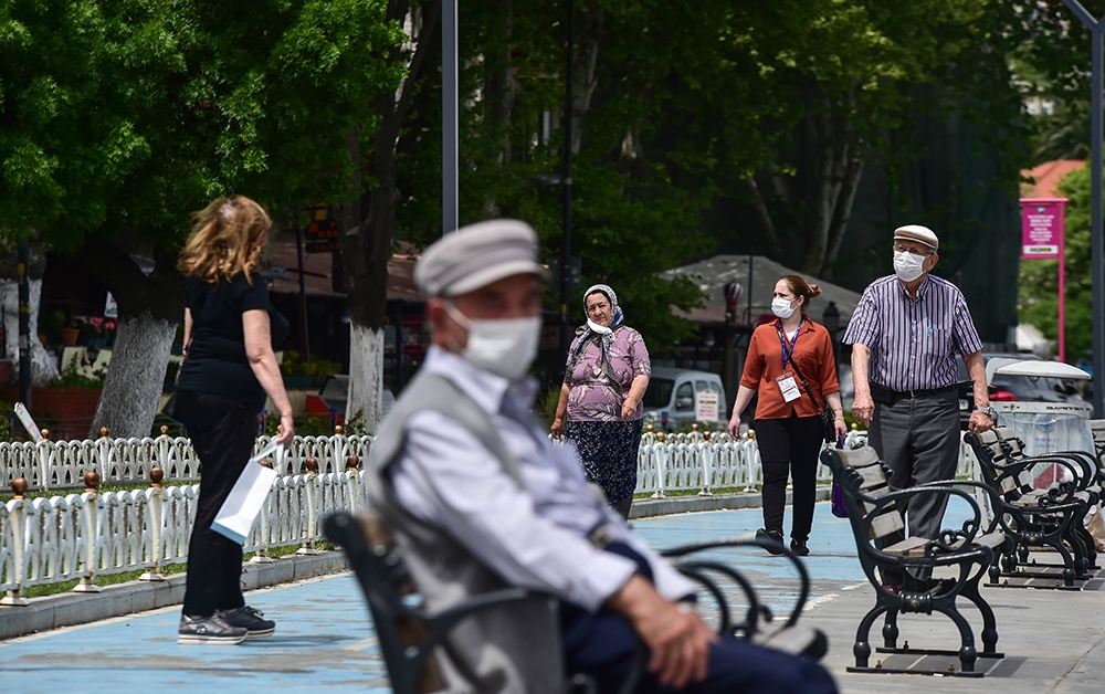65 yaş ve üstü vatandaşlar İstanbul sokaklarını doldurdu