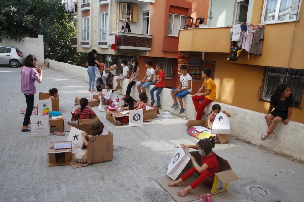 6’ncı sınıf öğrencisinden apartmanların arasında kartondan sınıf