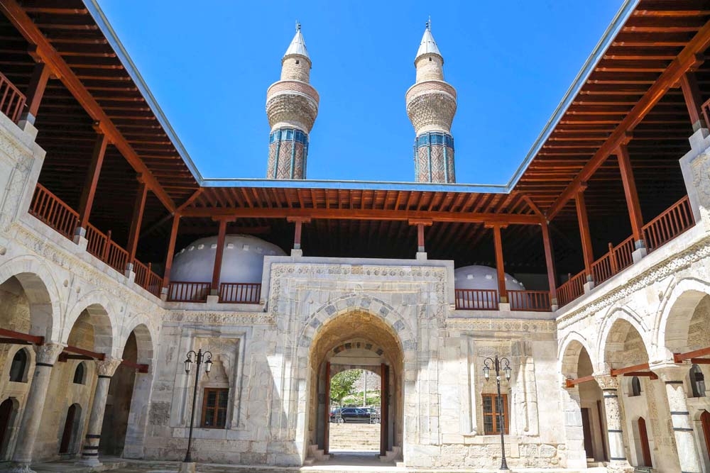 7 asırlık Gök Medresede sona gelindi