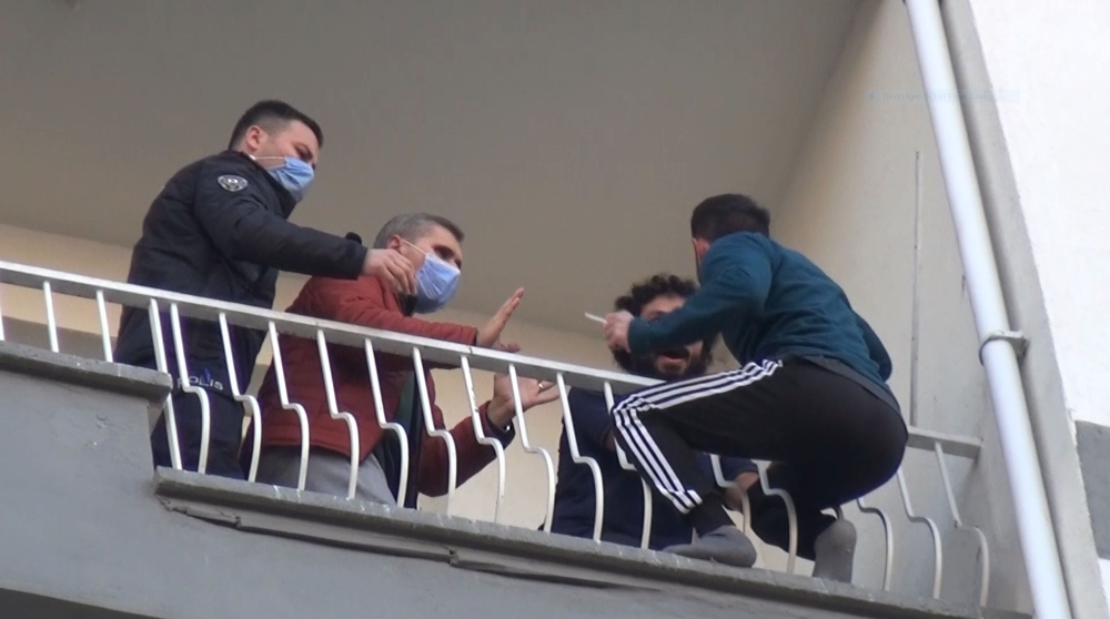 7. kata çıkan genci, polis ve arkadaşı kolundan çekip kurtardı
