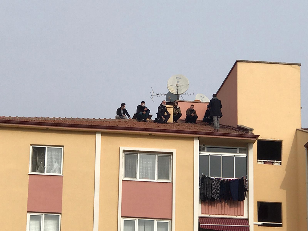 7 katlı binanın çatısına çıkan adam, 1 saatlik uğraş sonrası intihardan vazgeçirildi