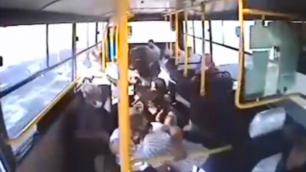 7 kişinin yaralandığı kazada otobüs içindekiler böyle savruldu