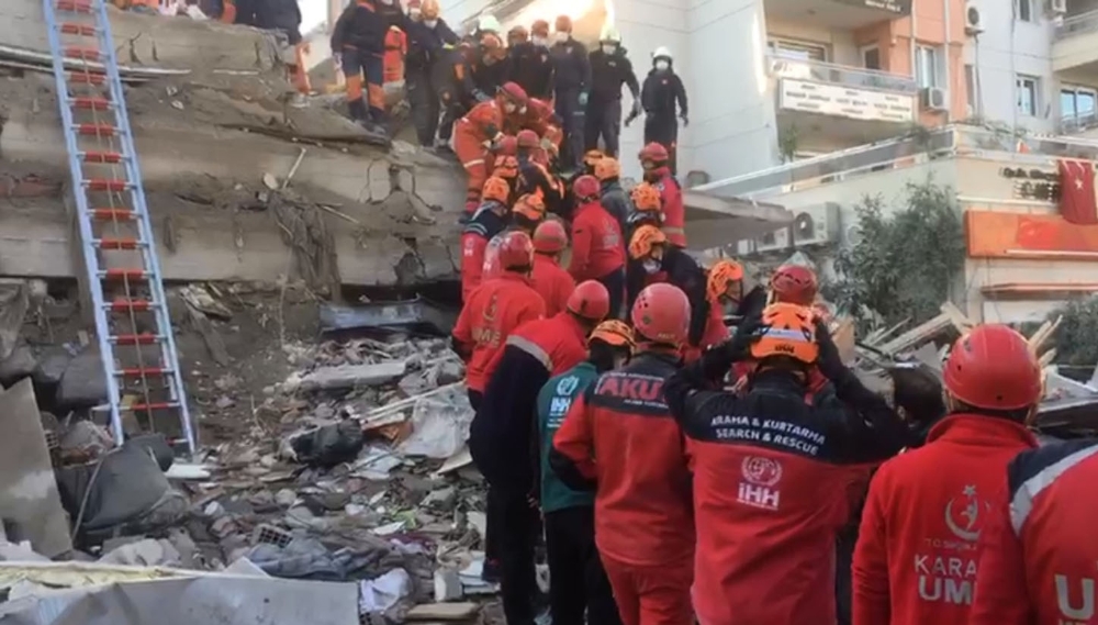 70 yaşındaki adam enkazdan 34 saat sonra böyle kurtarıldı