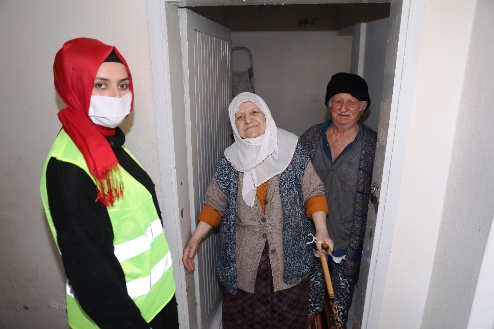 72 yaşındaki Havva teyzeden ekipleri duygulandıran ’dua’