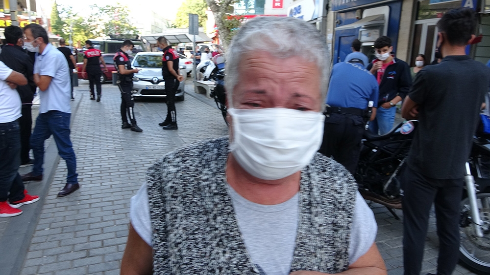 72 yaşındaki yaşlı kadın maske takmayanlar için gözyaşlarına boğuldu