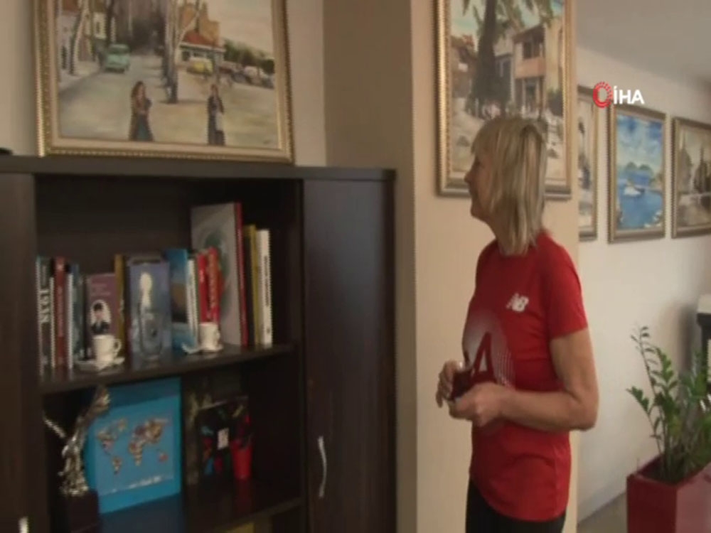 73 Yaşındaki Gezgin Rosie Swale Pope, Türk Çayı İçti, Atatürk Posteri Önünde Poz Verdi