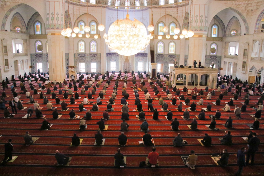 74 gün aradan sonra Ankara’da ilk cuma namazı kılındı