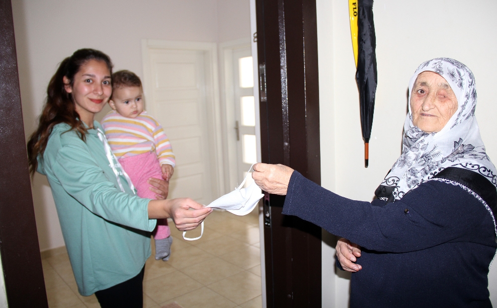 75 yaşındaki Hanife teyze de ipin ucundan tuttu, komşularına maske dikiyor