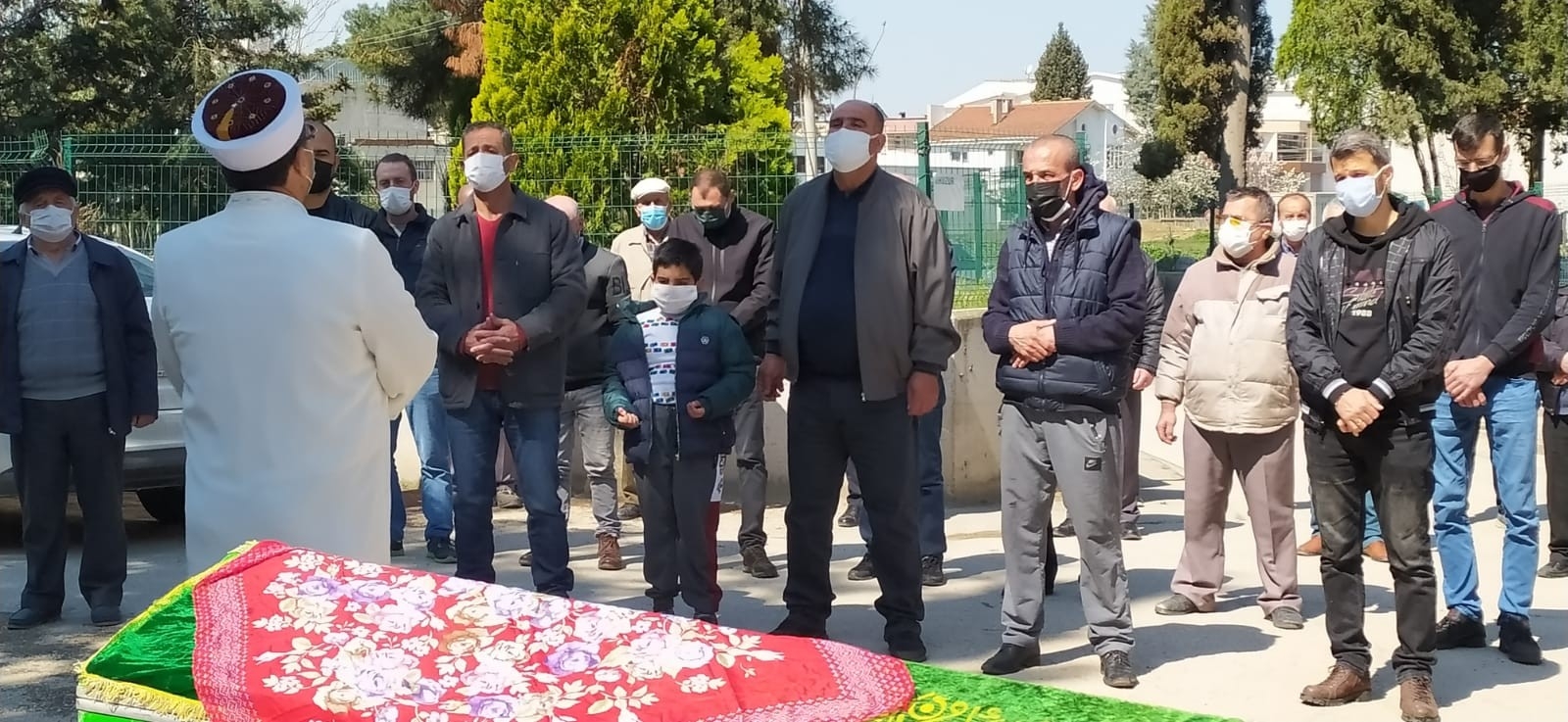 8 yaşındaki Halim’in en acı vedası...Annesinin cenaze namazını kıldı