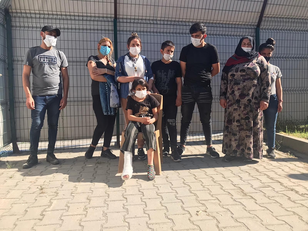 8 yaşındaki Suriyeli göçmen kız Yunan zulmünü yaşadı
