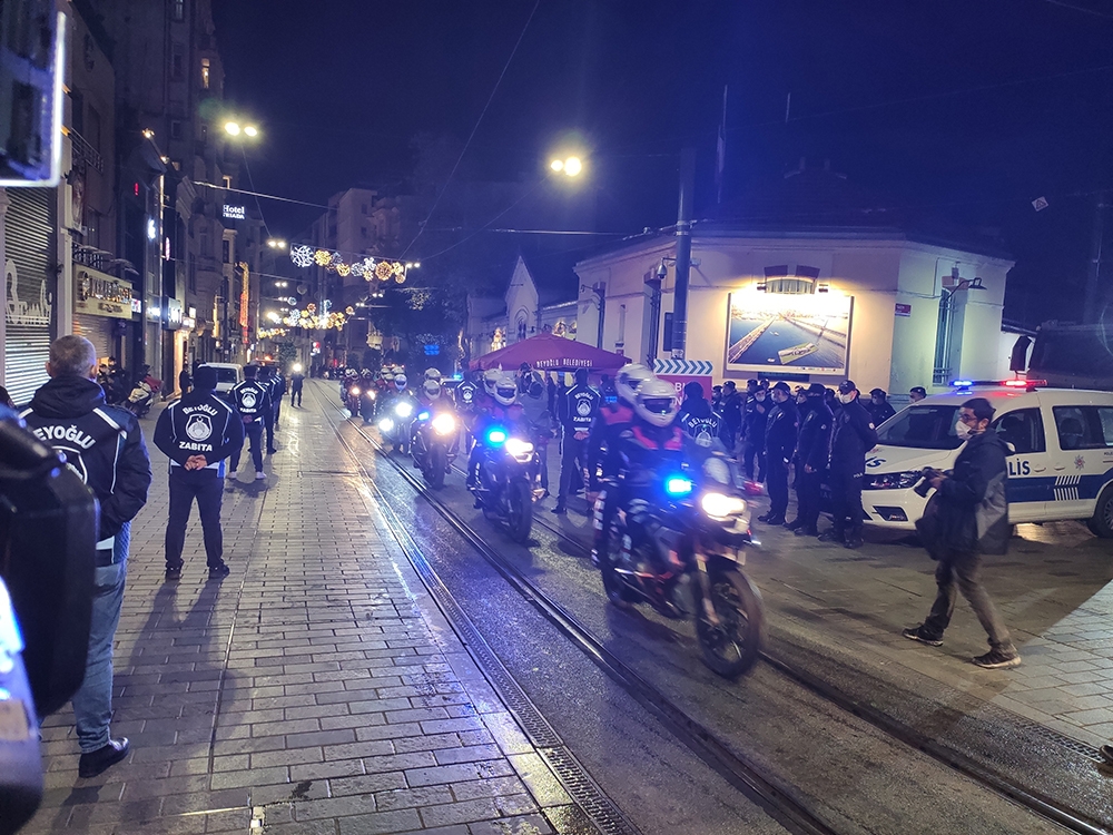 80 saatlik kısıtlama başladı: Taksim ve İstiklal Caddesi kapatıldı