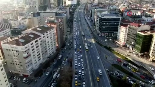 80 saatlik sokağa çıkma kısıtlaması öncesi trafik durma noktasına geldi